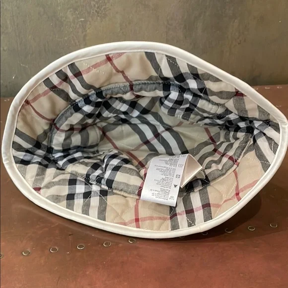 Burberry Quilted Bucket Hat -Baby - Picture 2 of 4